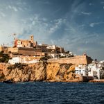 Ibiza ofrece nuevas experiencias para quienes buscan descanso frente al mar