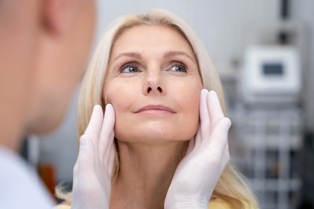 780480 - Catalano Medicina Estética - Revista DeBelleza.Es Medical professional in gloves gently palpating a woman's cheeks during a facial examination in a clinical setting