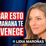 Video thumbnail: Lidia Moroñas smiling on the right with bold red-and-white Spanish text 'Aplicar esto cada mañana te rejuvenece' on the left.